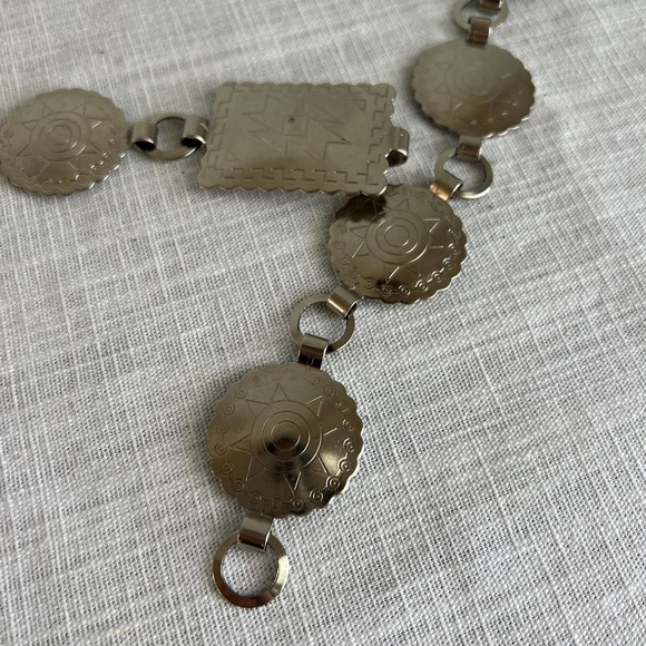 Vintage Silver Tone Concho Chain Belt with Geometric Clasp Southwestern Style - Picture 3 of 3